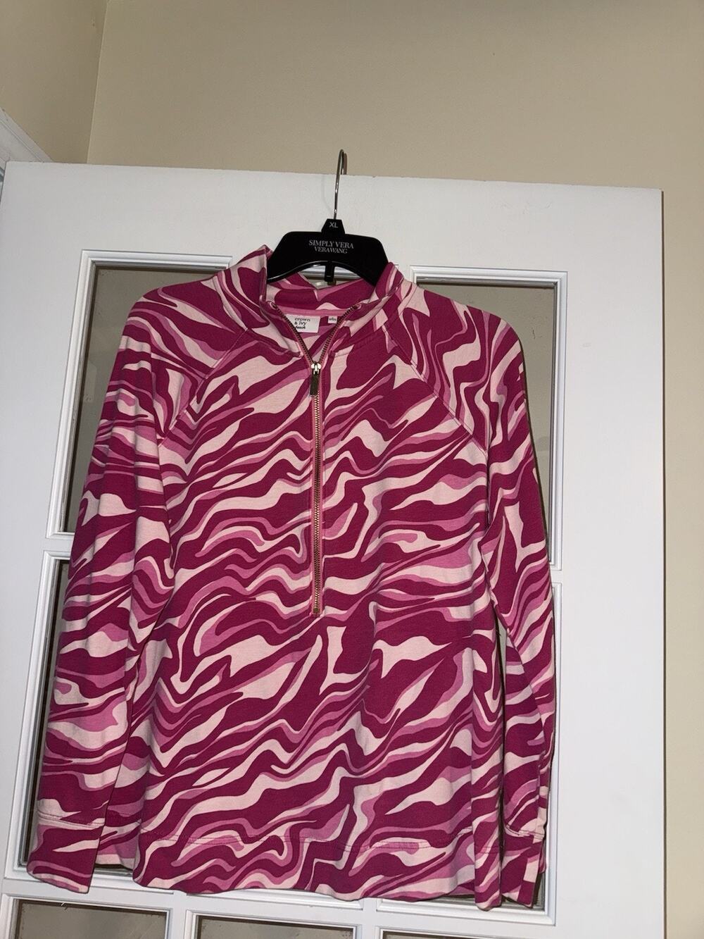 Crown & Ivy beach Large pink wave pattern pullover zip top sweater